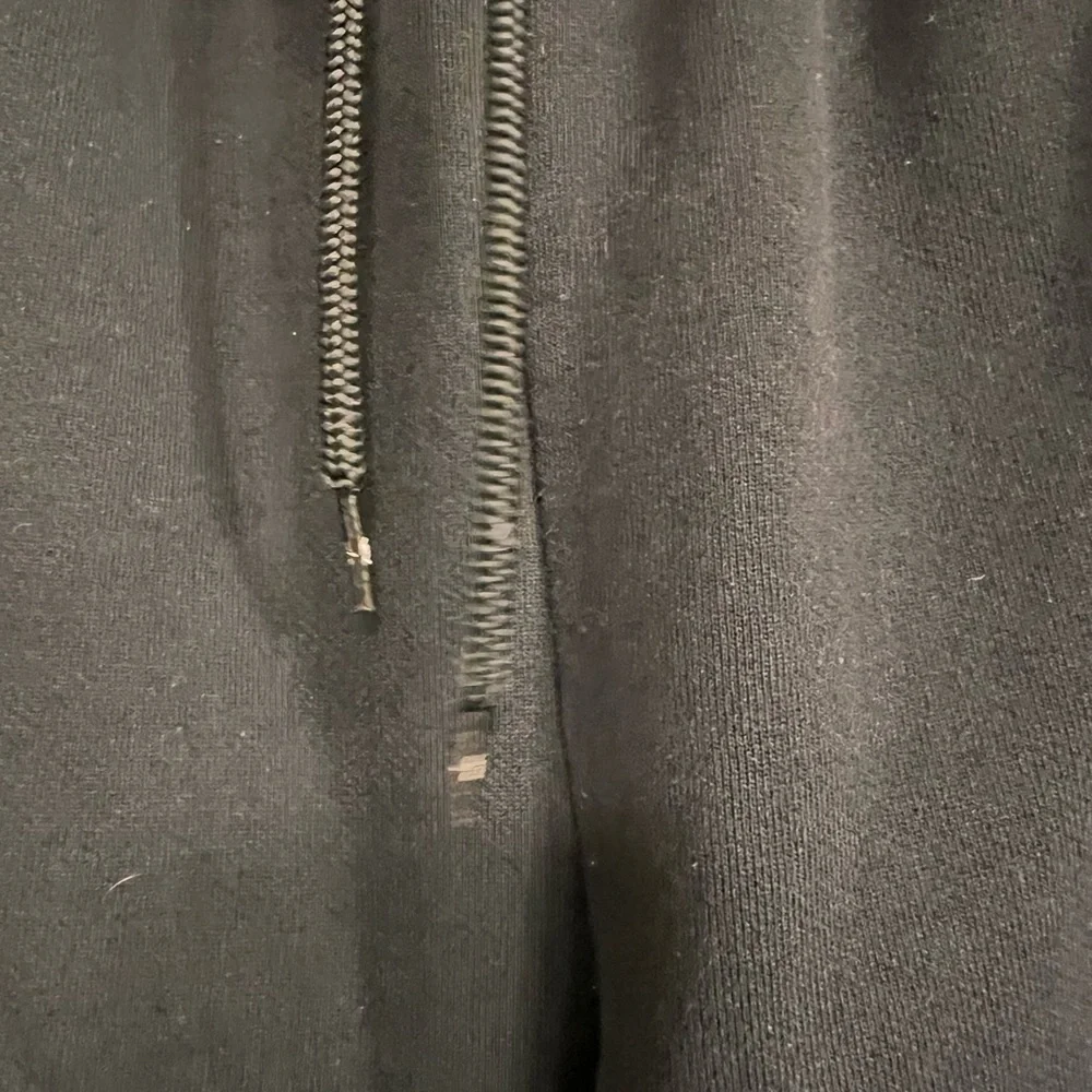 ALO Yoga Accolade Straight Leg Sweatpant in Black - Picture 7 of 7